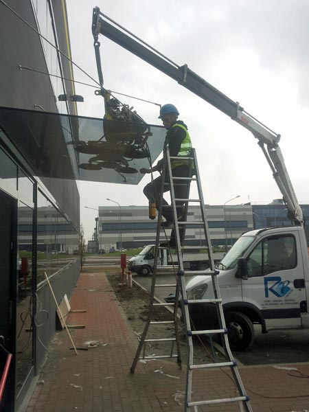 Installazione-vetrate-di-grandi-dimensioni-Milano