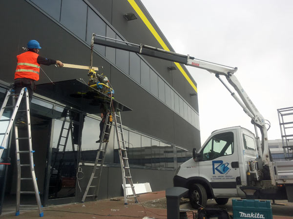 Montaggio-grandi-lastre-di-vetro