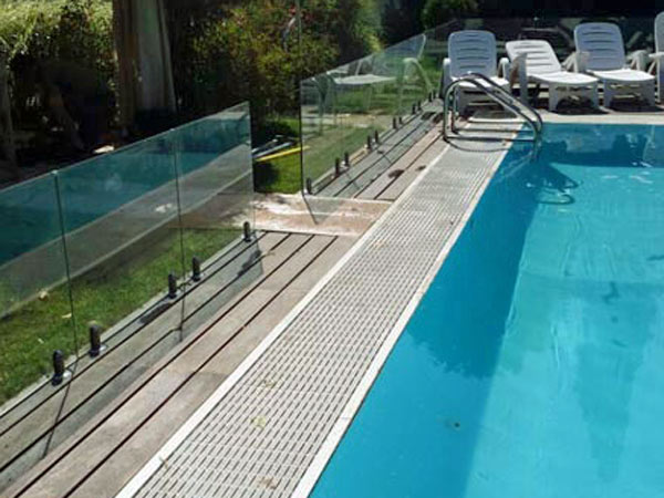 Parapetto-in-vetro-per-scale-Milano