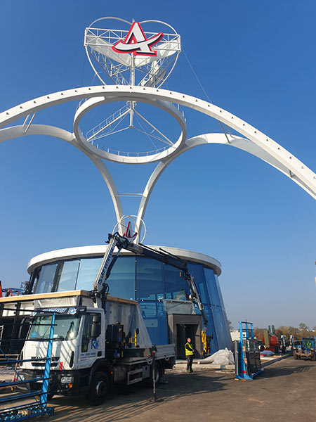 Pareti-colorate-moderne-per-showroom-Milano