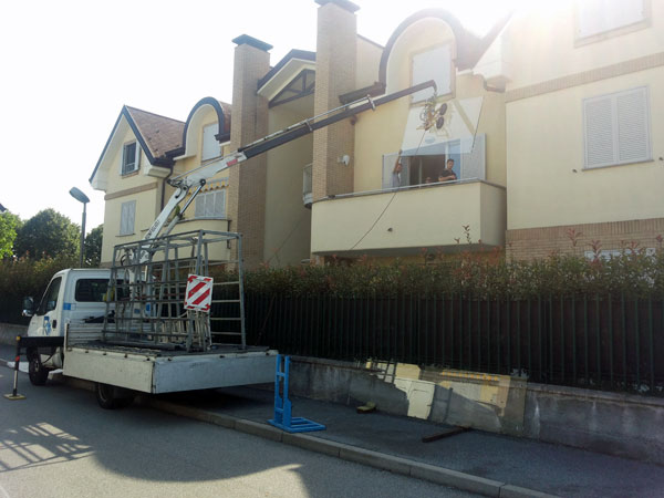 Posa-con-gru-vetri-su-misura-Milano