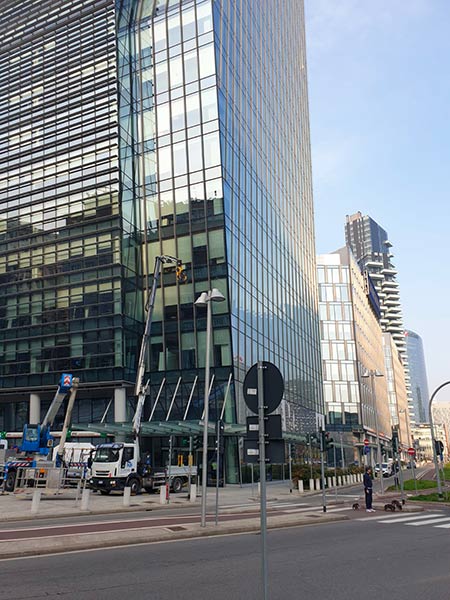 Realizzazione-scorrevoli-per-negozi-Milano