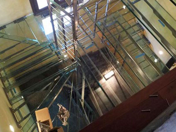 Scala-sospesa-di-design-Milano