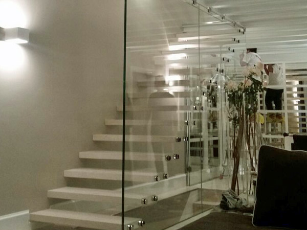 Scale-a-sbalzo-in-vetro-Milano