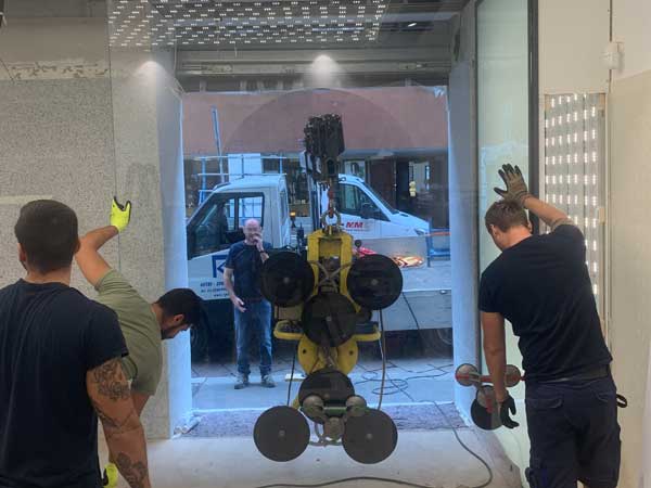 sostituire-riparazione-vetro-negozio-Milano